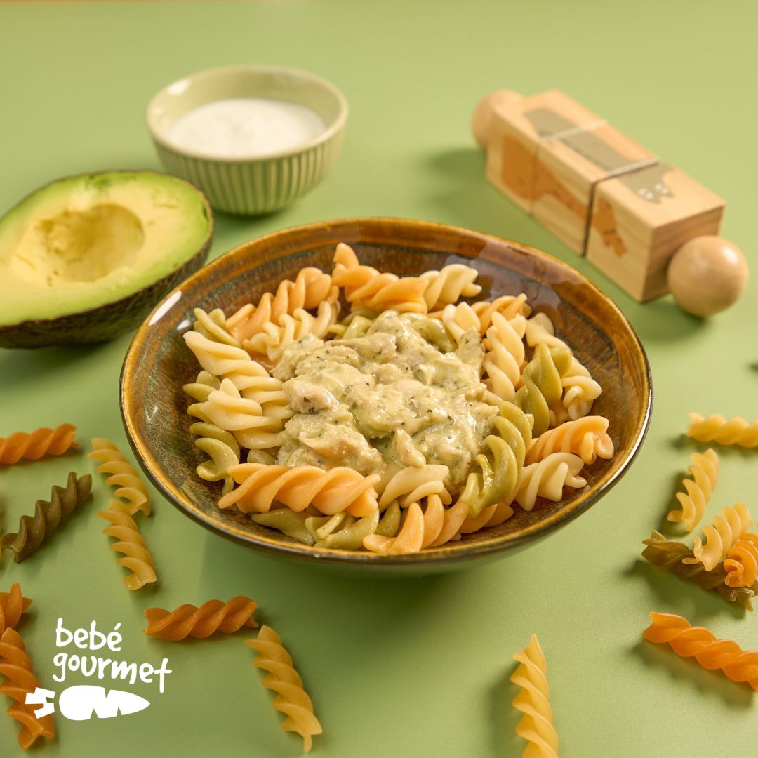 Frango com Abacate e Espirais Tricolores (12+)